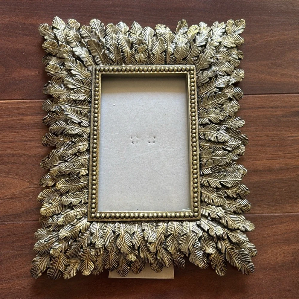 Gorgeous frame of matte gold leaves. So beautiful and nice weight.